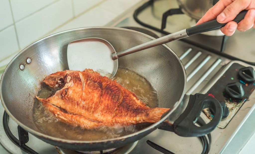Tips Goreng Ikan Supaya Tidak Lengket di Wajan
